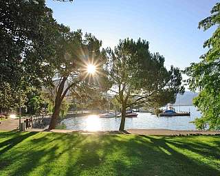 Lo splendido lungolago davanti all&#039;Hotel