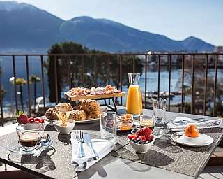 Colazione con prodotti freschi e locali